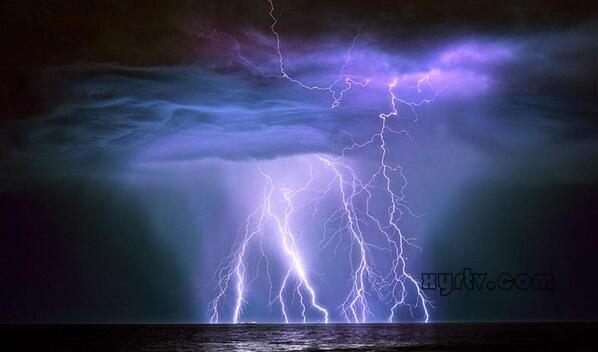 1/8图为美国内布拉斯加州闪电风暴