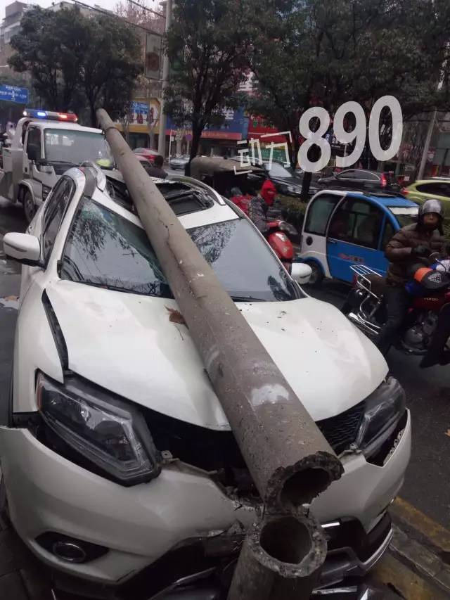 今天中午前進路上一聲巨響電線杆投進越野車懷抱