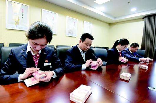 人民的名义花式点钞法走红全国最快点钞能手在武汉