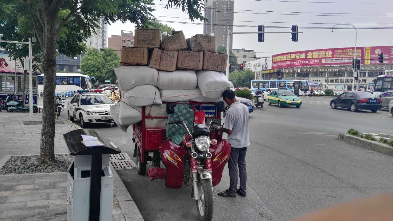 超载的三轮车