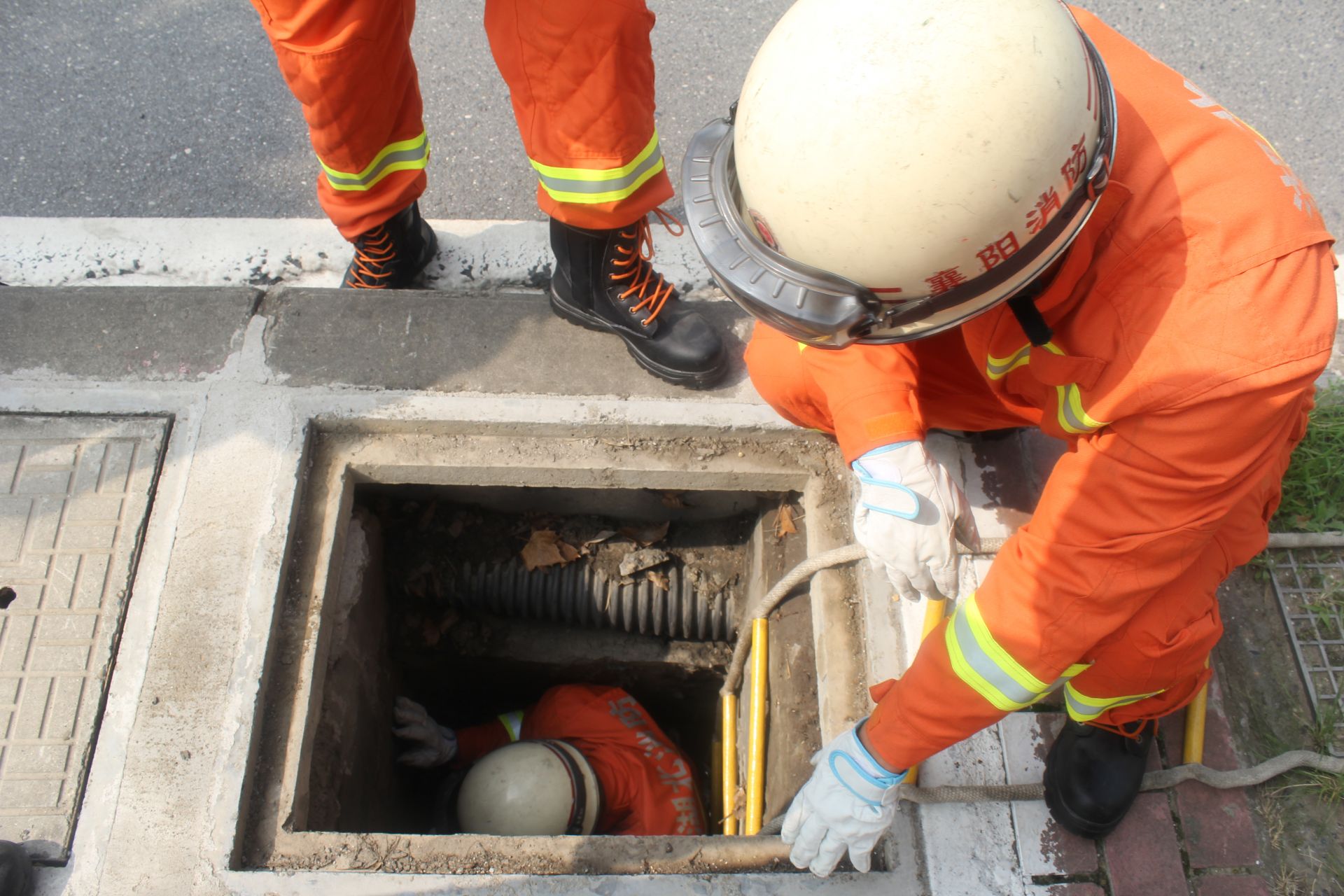 小狗掉进管道井消防官兵及时救助