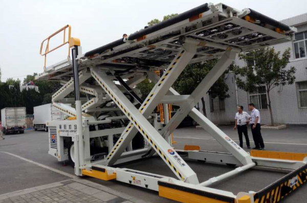 而是一个布满滑轮的平台,就是机场专用的大型货运升降平台车