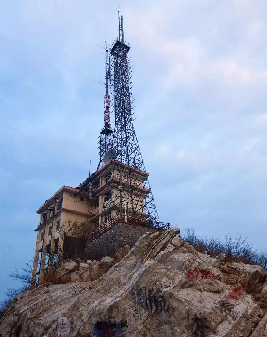 襄阳电视塔建在虎头山上,这里是襄阳市的绝对地标性建筑,虎头山高达