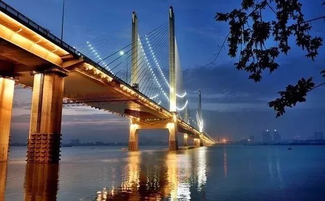 卧龙大桥又名汉江三桥,是襄阳市的城建标志性建筑.