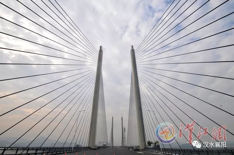 2013年9月29日,汉江上最长的斜拉桥——襄阳汉江三桥正式通车.