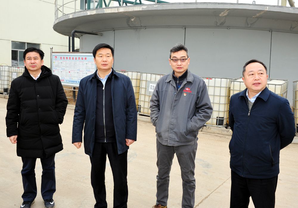 襄城区领导走访慰问专家人才和困难群众