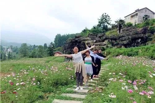 赏花地址:襄阳市保康县店垭镇格栏坪自驾路线:襄阳市区-二广高速--麻