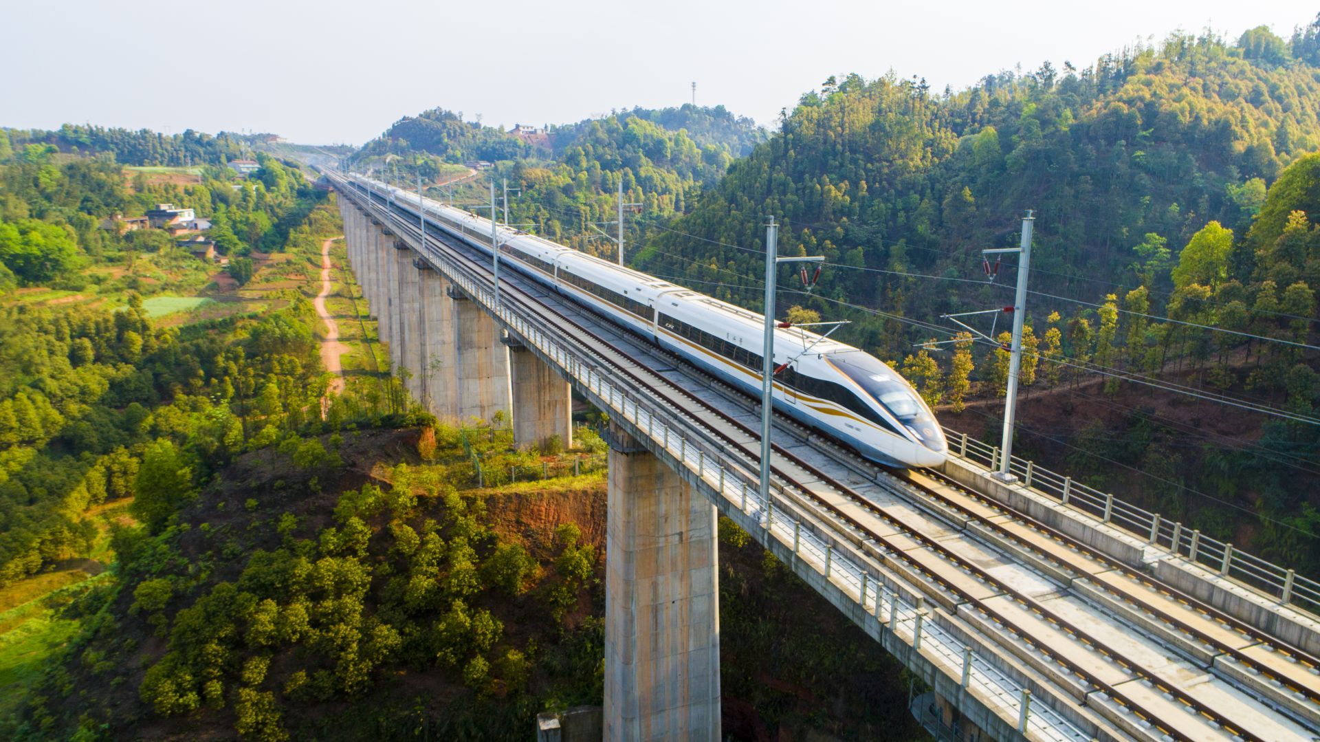 成貴鐵路樂宜段開通從湖北坐動車前往川南地區更便捷