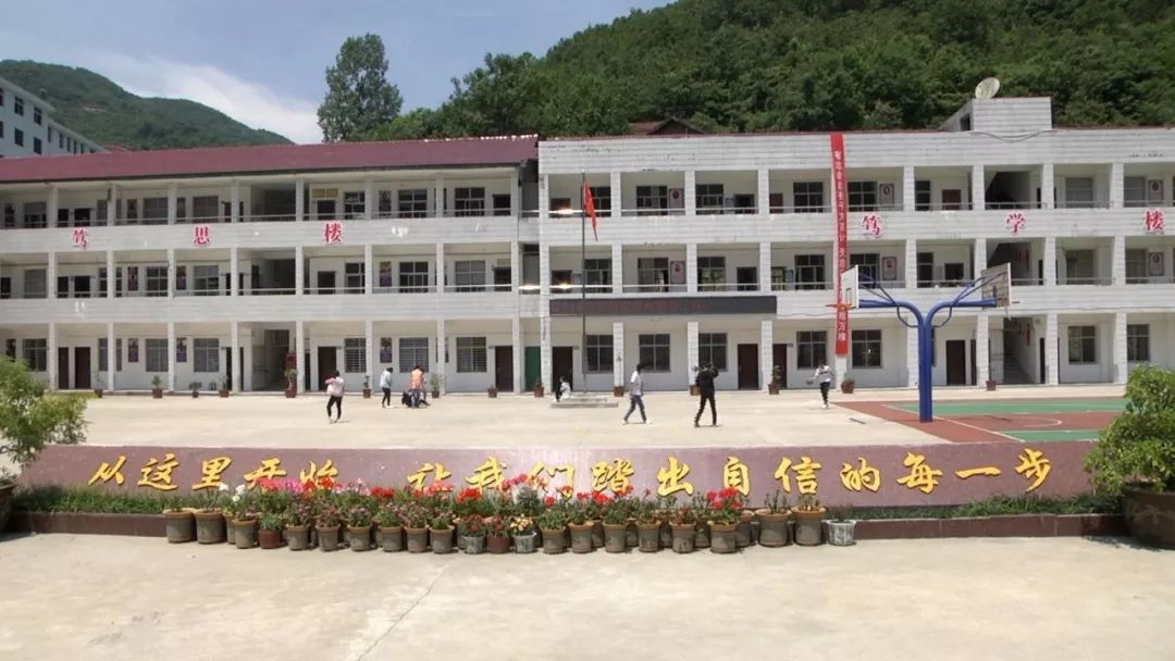 三尺讲台无悔的选择记龙坪镇中心学校教师朱素华