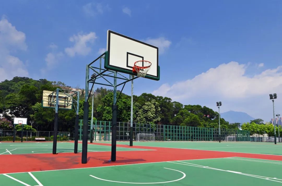 市区稀缺的公共篮球场破损严重不能锻炼还伤身
