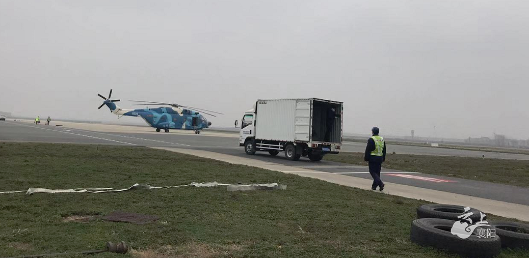 中部战区首次启用军用直升机向襄阳市运送应急防疫物资