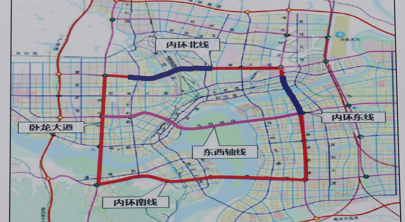 樊城区和襄州区的交通压力,同时通过与东西轴线的对接,实现襄阳机场和