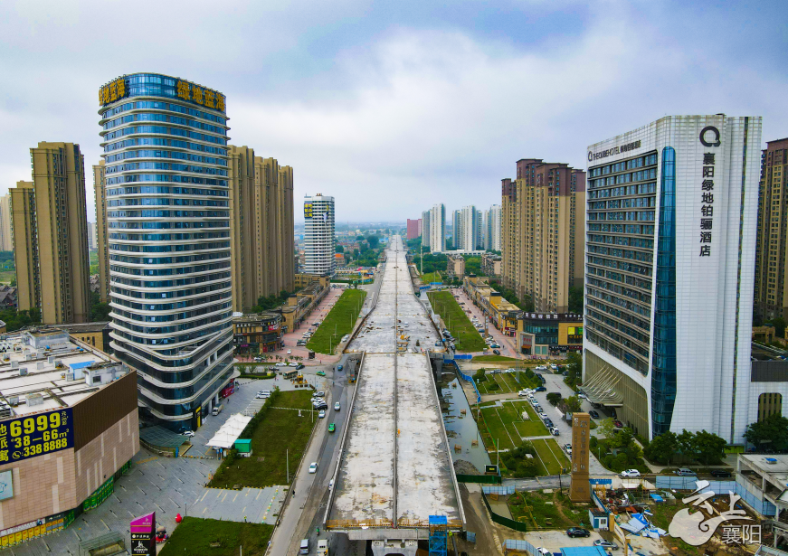 横跨卧龙大道的主桥面进入施工阶段_汉水襄阳