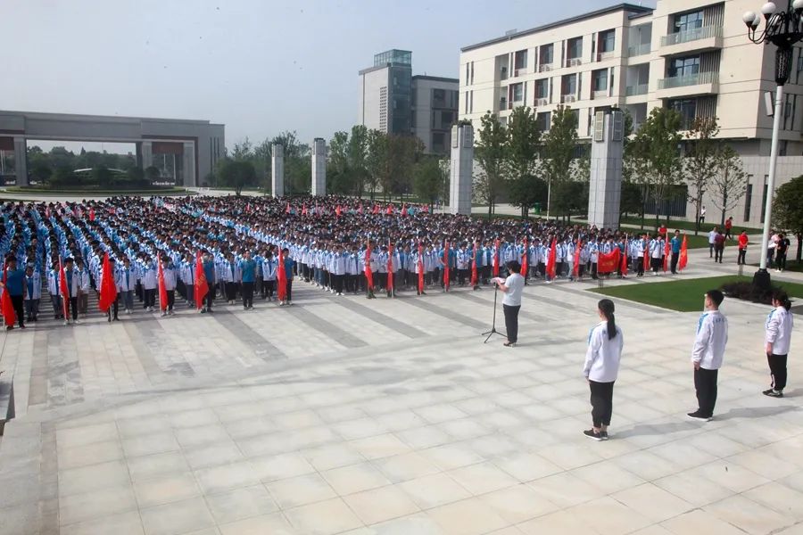 襄阳四中举行了久违的升旗仪式李静校长这样说