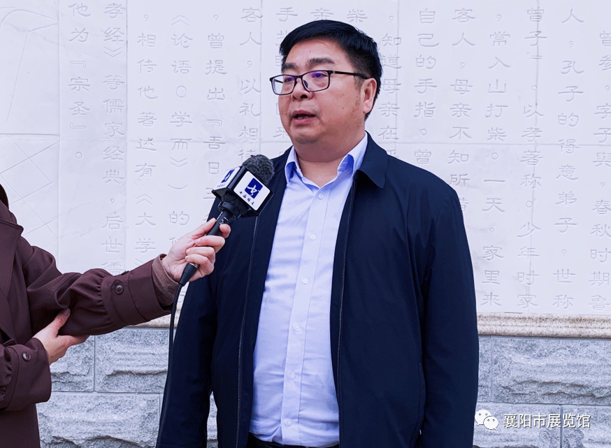 襄阳市展览馆(美术馆,书画院)支部书记,馆长贾光明先生接受央视采访.