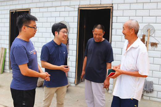 图为襄城区纪委监委干部上门走访,倾听群众意见建议,调查了解群众身边