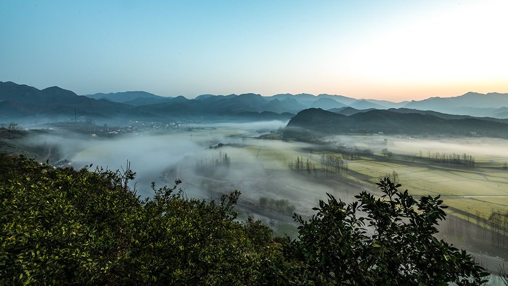 1/43月24日清晨,襄阳市南漳县巡检镇峡口村出现平流雾景象.