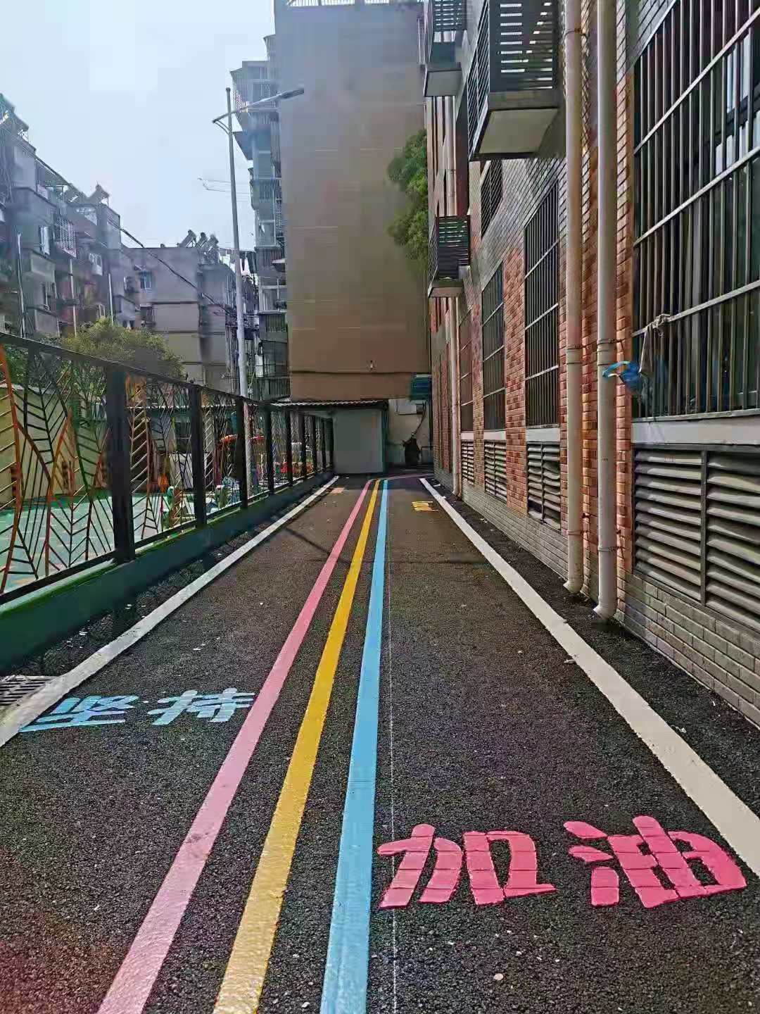 襄阳首条校园彩虹跑道亮相第三十九中学