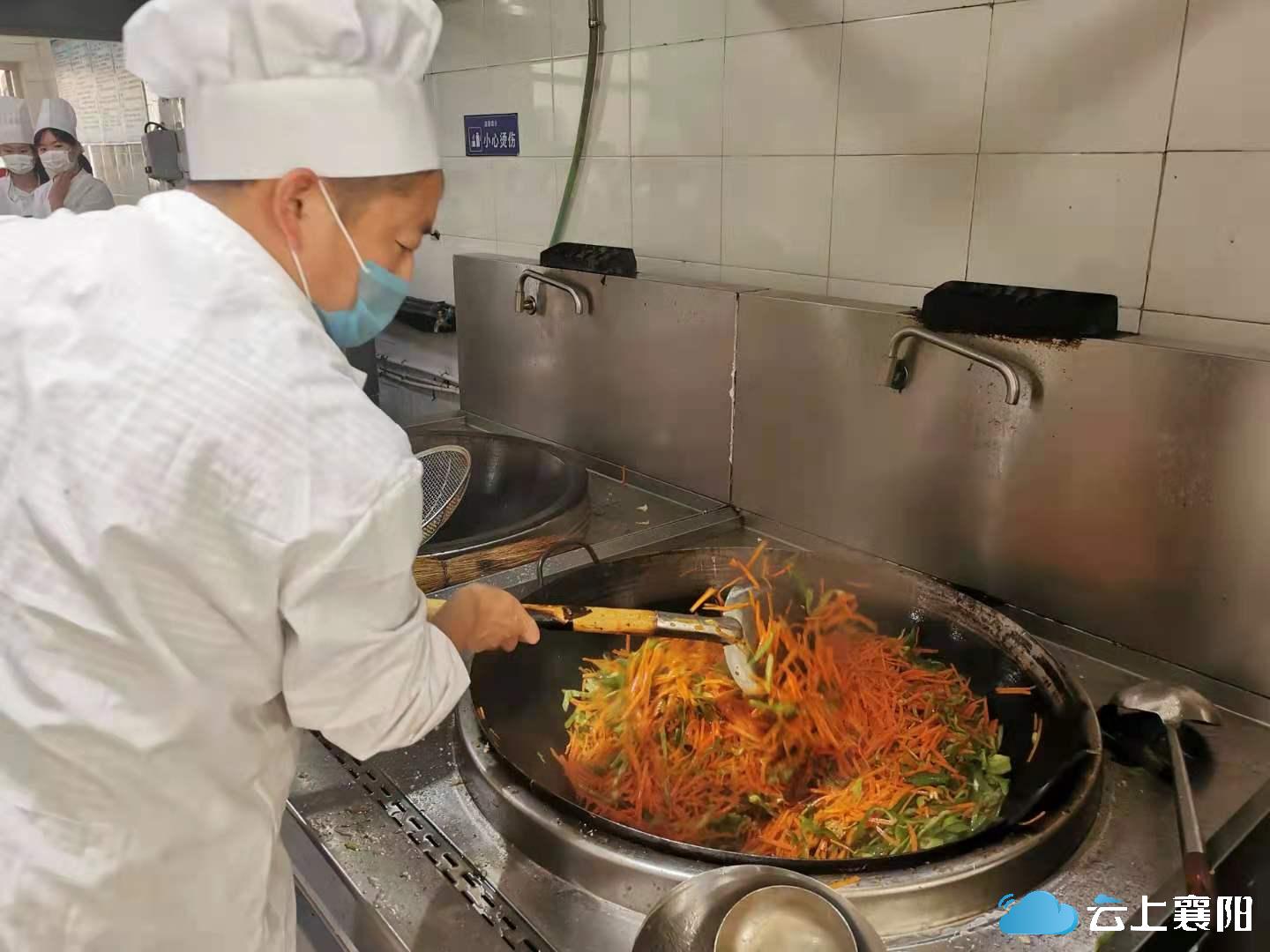 今天中午,襄阳五中高三学生小释专门到学校食堂设立的营养餐窗口打饭.