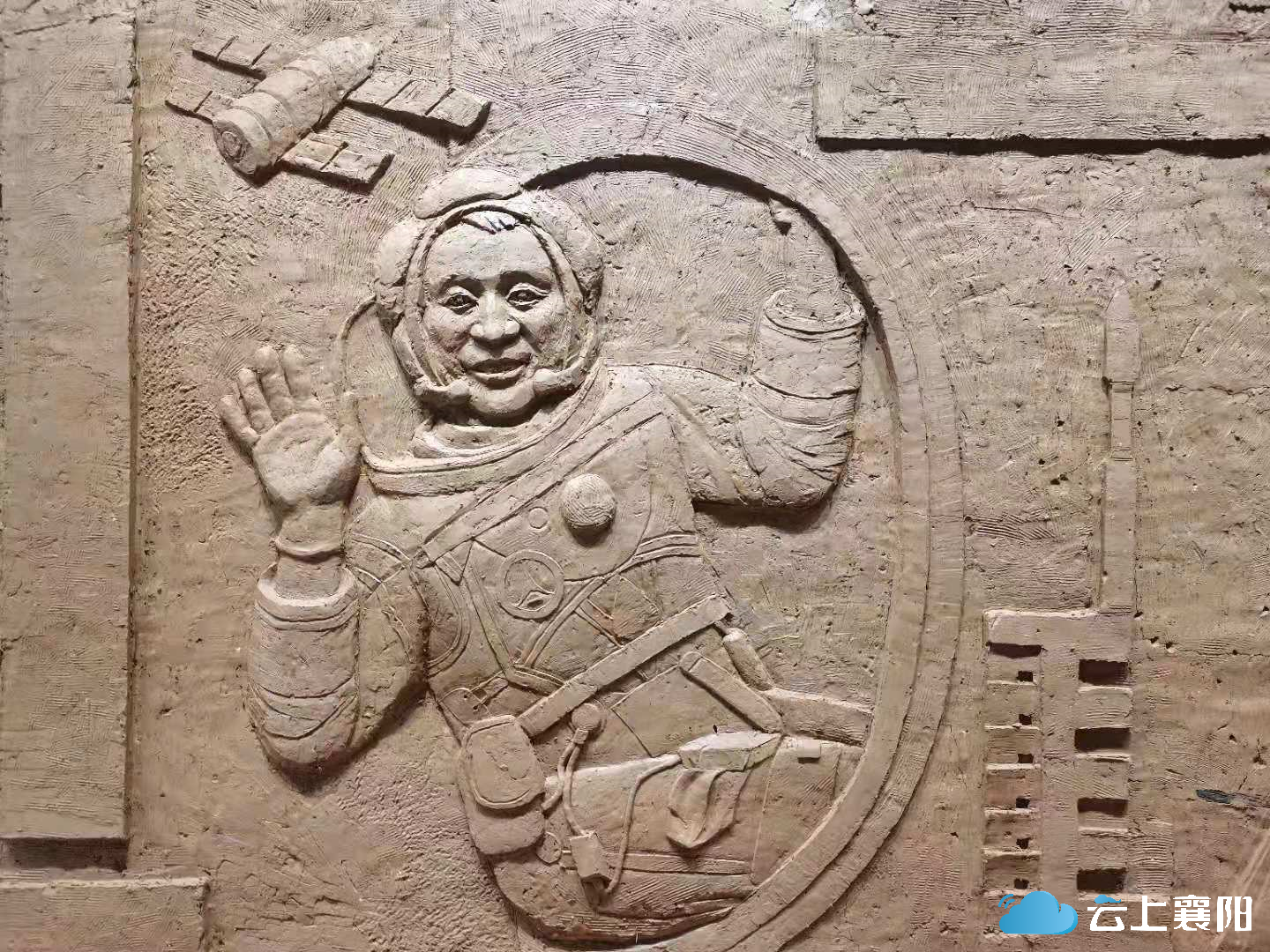 本市雕塑艺人正在创作一组大型浮雕,其中就有航天英雄聂海胜