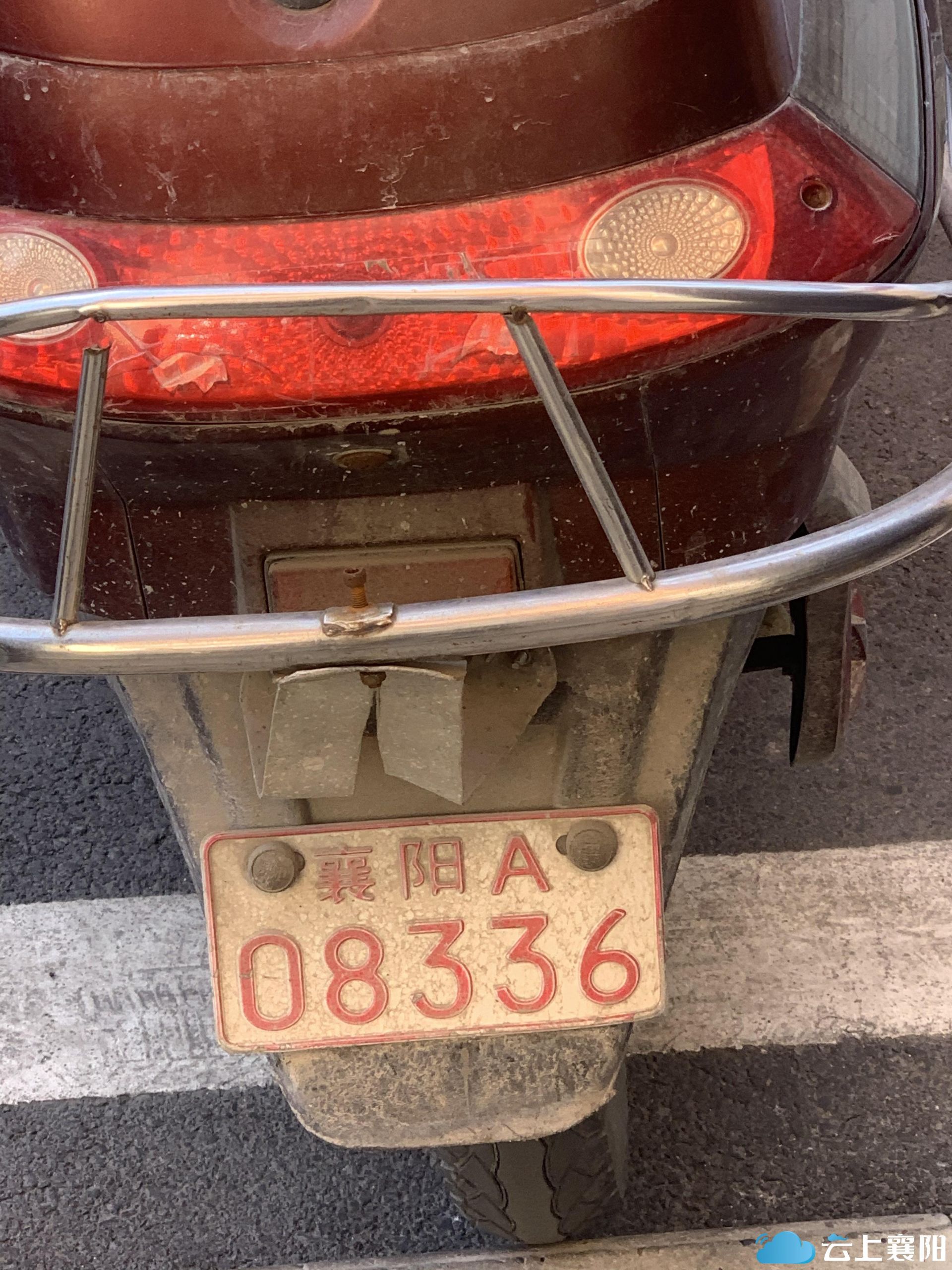 据介绍,目前电动车上白底红字的车牌,基本都是2013年发放的襄阳a开头