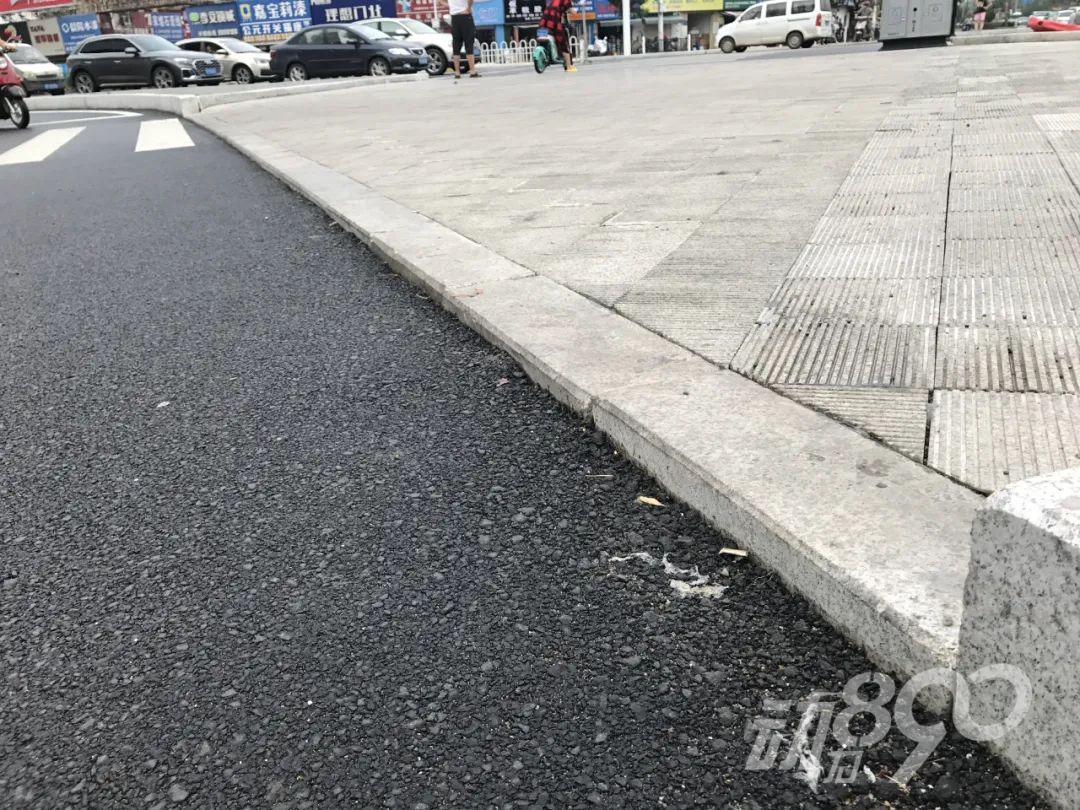 市民吐槽市区这个安全岛不安全