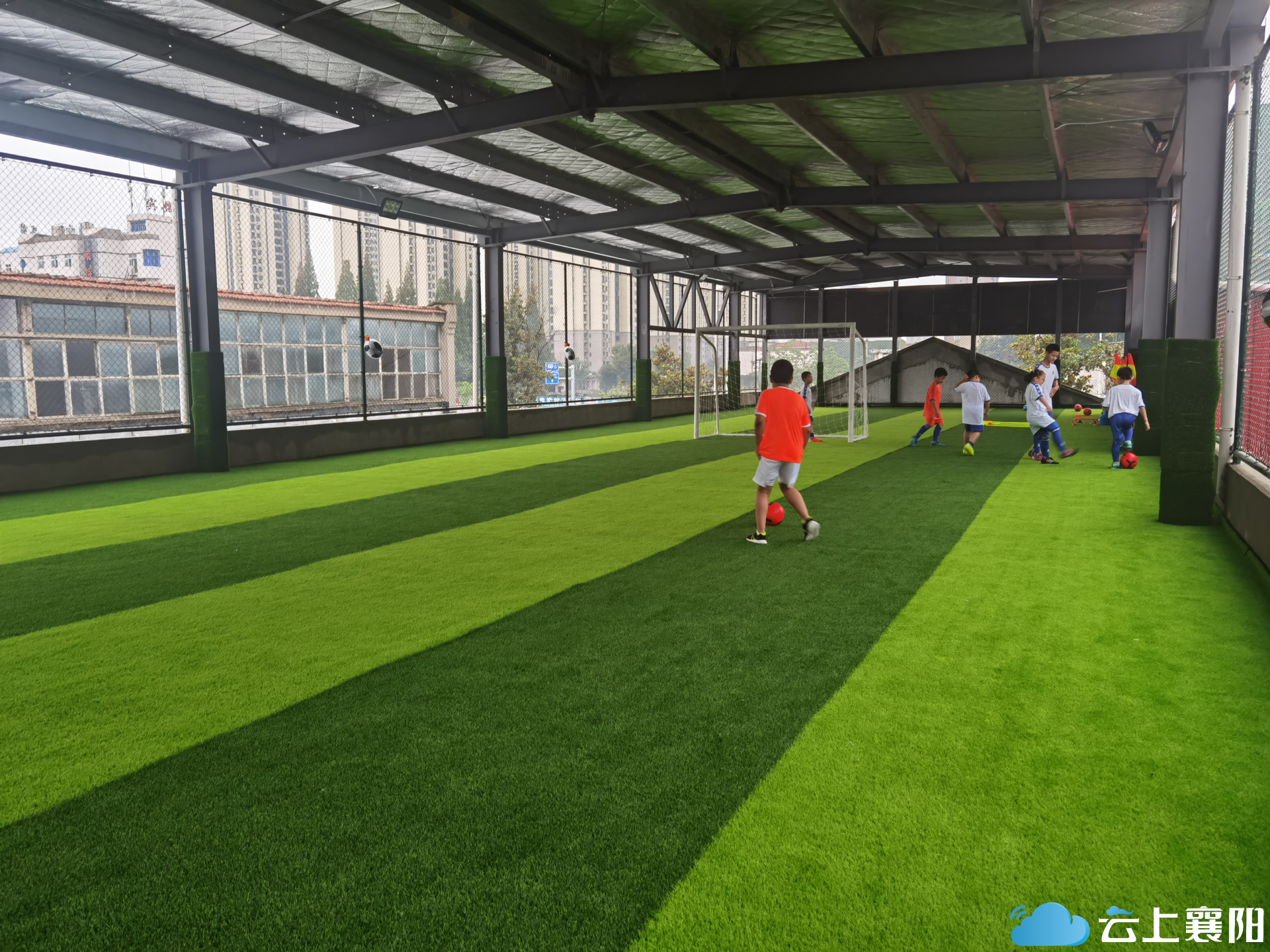 屋顶上的足球场