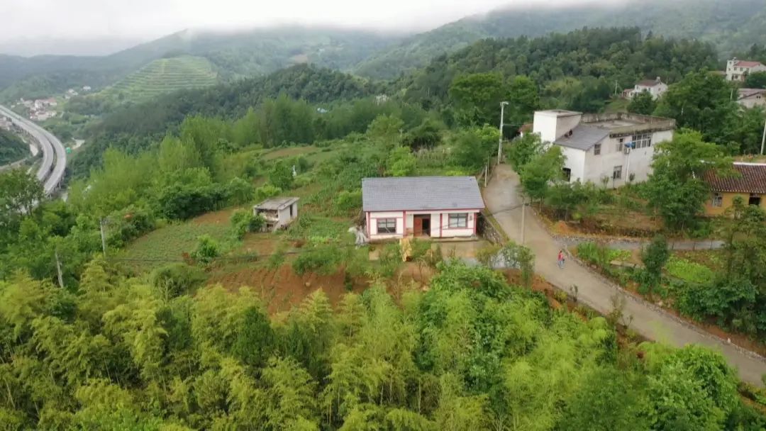 袁家坡片区属半高山地区,居住人口多,但基础设施建设却跟不上.