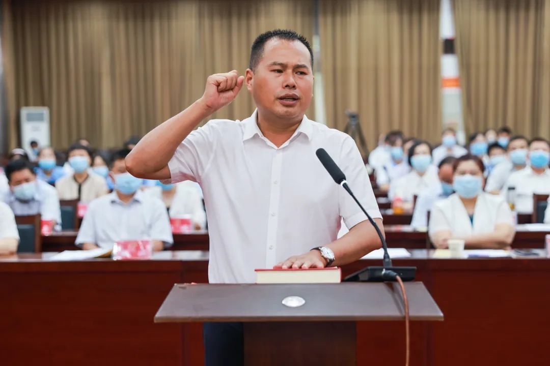 李元明向王鹏飞颁发任命书.现场奏唱国歌,举行宪法宣誓仪式.