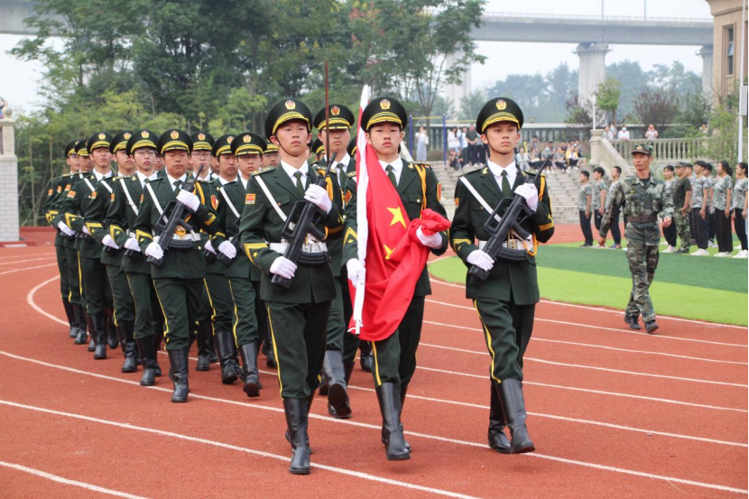 近日,襄阳市新组建的民办高中,耀襄高级中学新生汇报演出在麒麟校区拉