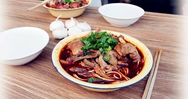 襄陽的牛肉麵&牛雜麵,不同於蘭州的牛肉拉麵,也不同於上海本地的牛肉