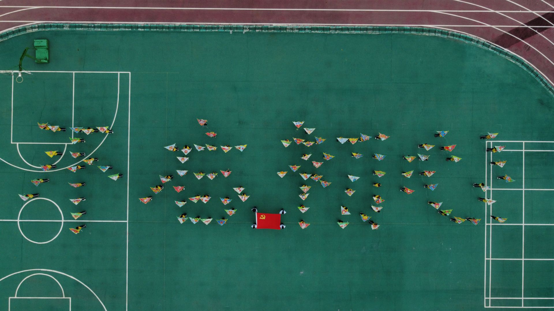 风筝寄情怀百名学生摆字庆国庆