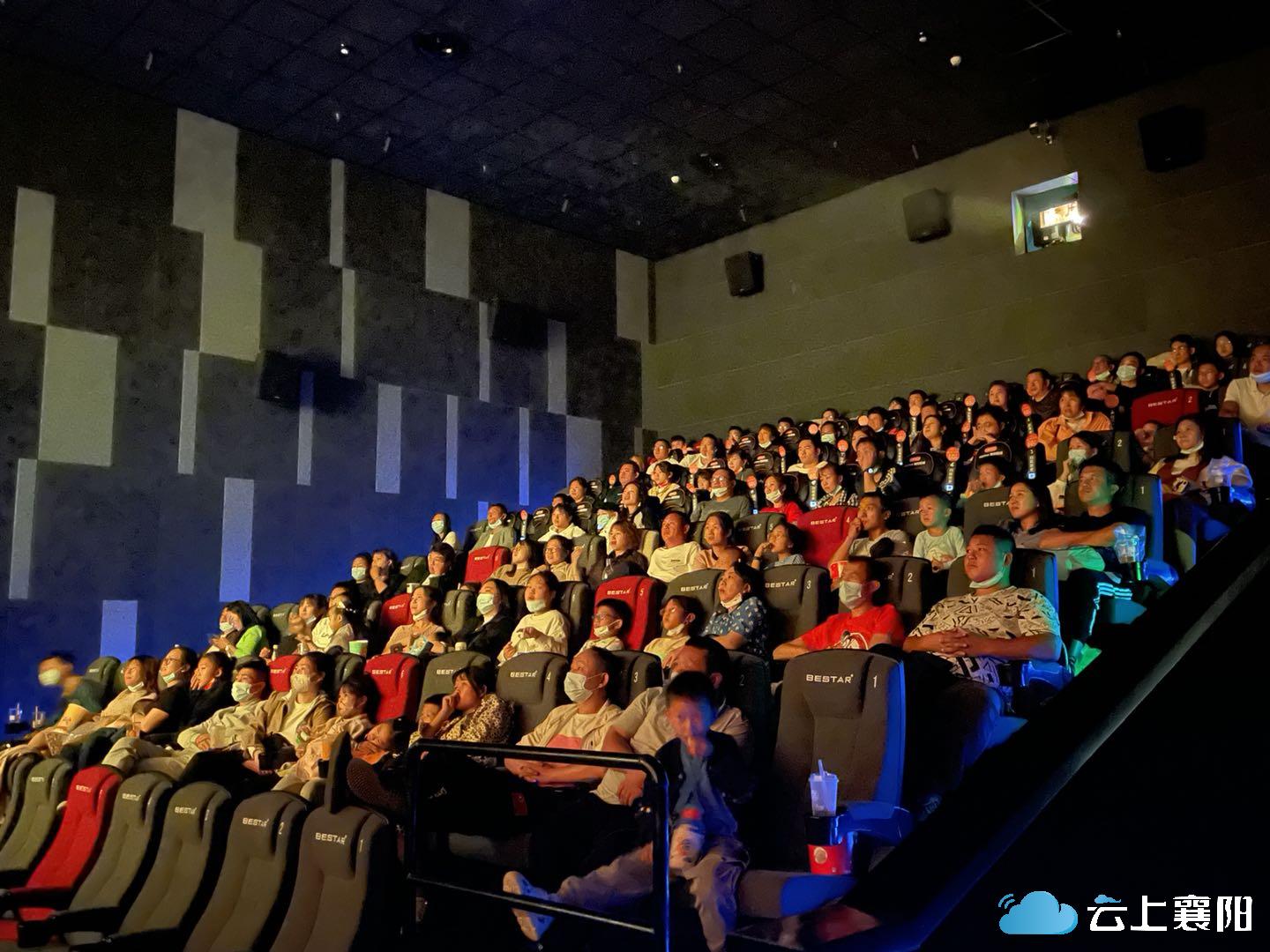 国庆假期什么电影最火这两部黄金场次场场爆满