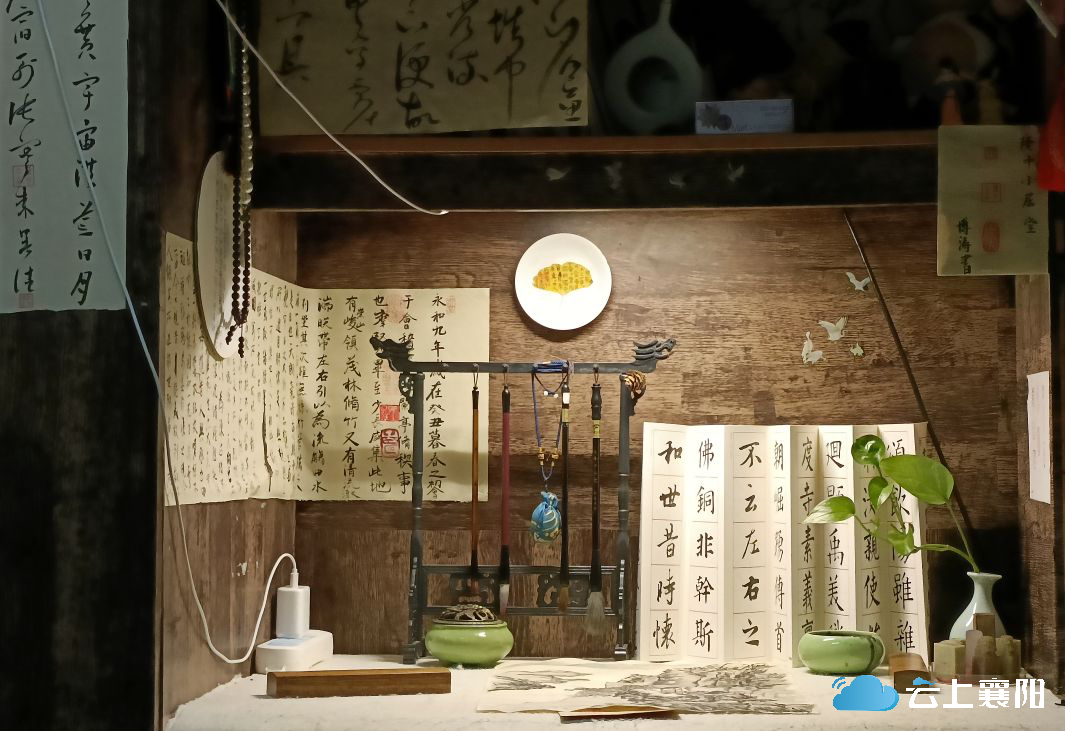 看到大学男生在寝室里打造这样一张古风书桌,网友们表示立刻想到了"斯