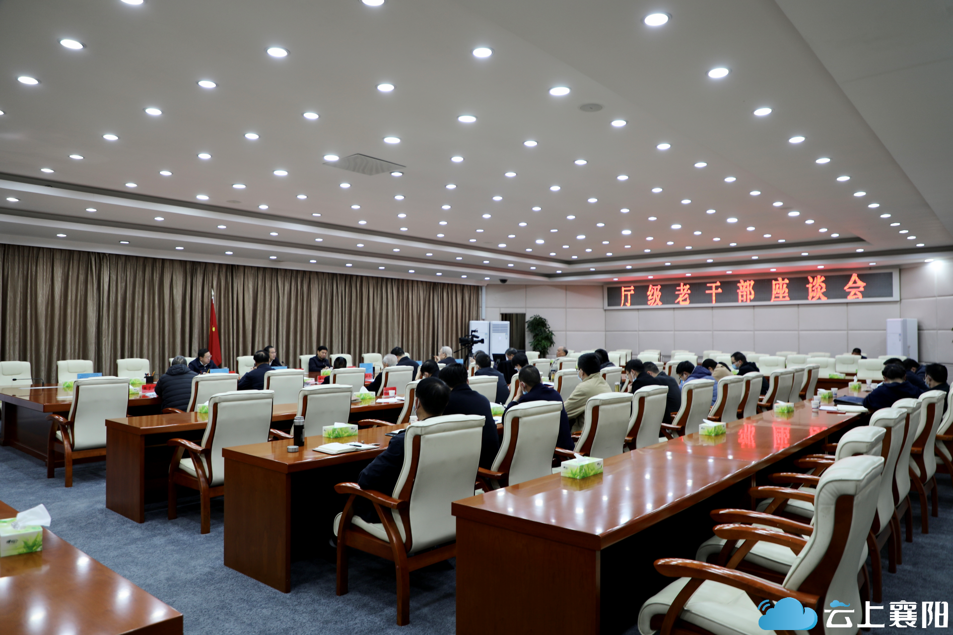 座谈会上,老干部伍荣显,胡久明,杨祥义,万桃元,高全明,谢豪斌,张子强