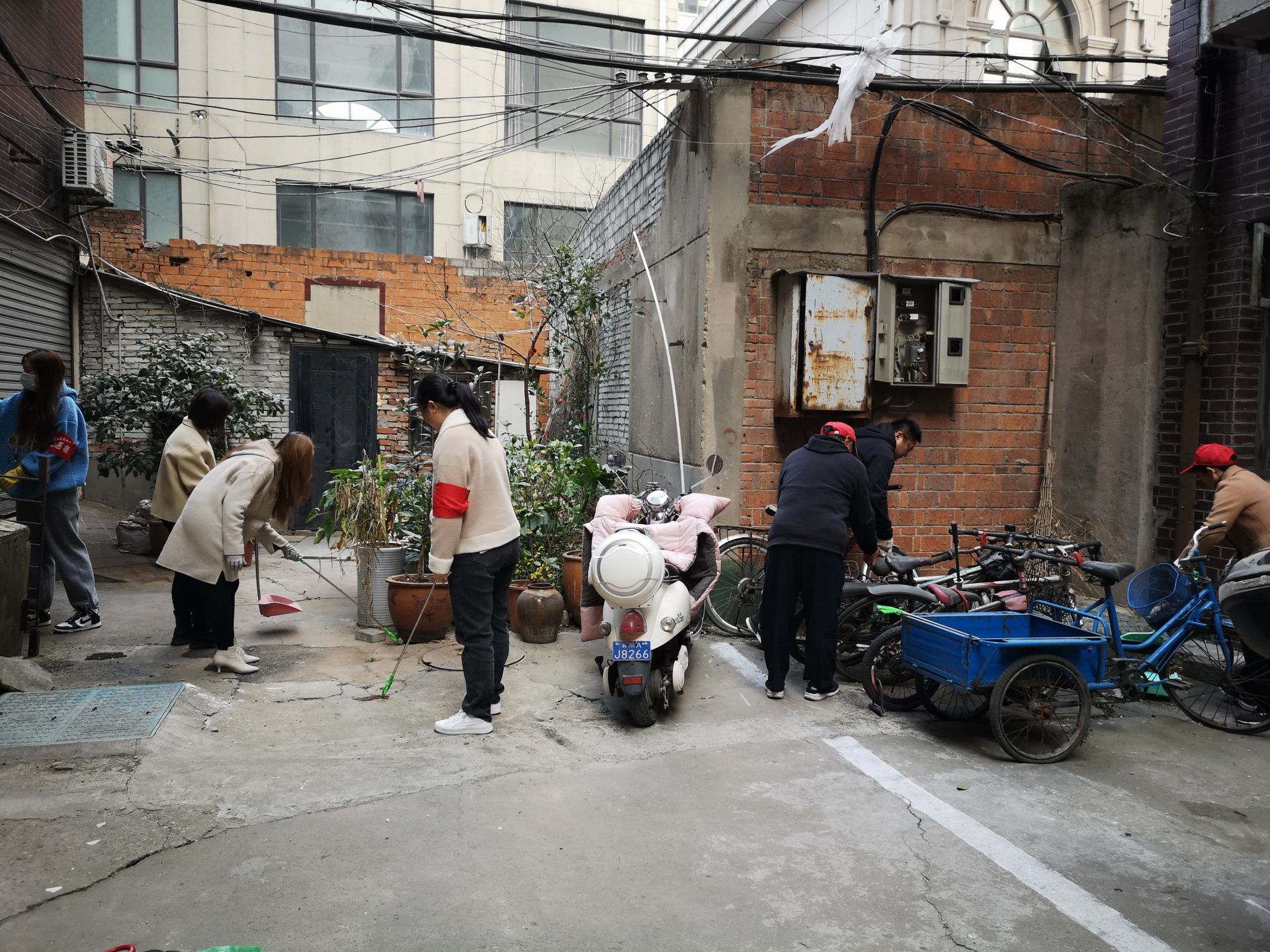 望江街社区开展冬季环境卫生整治行动