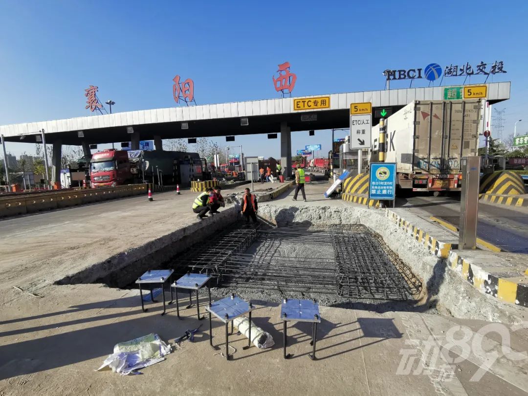 车多排队襄阳西入口临时加开车道