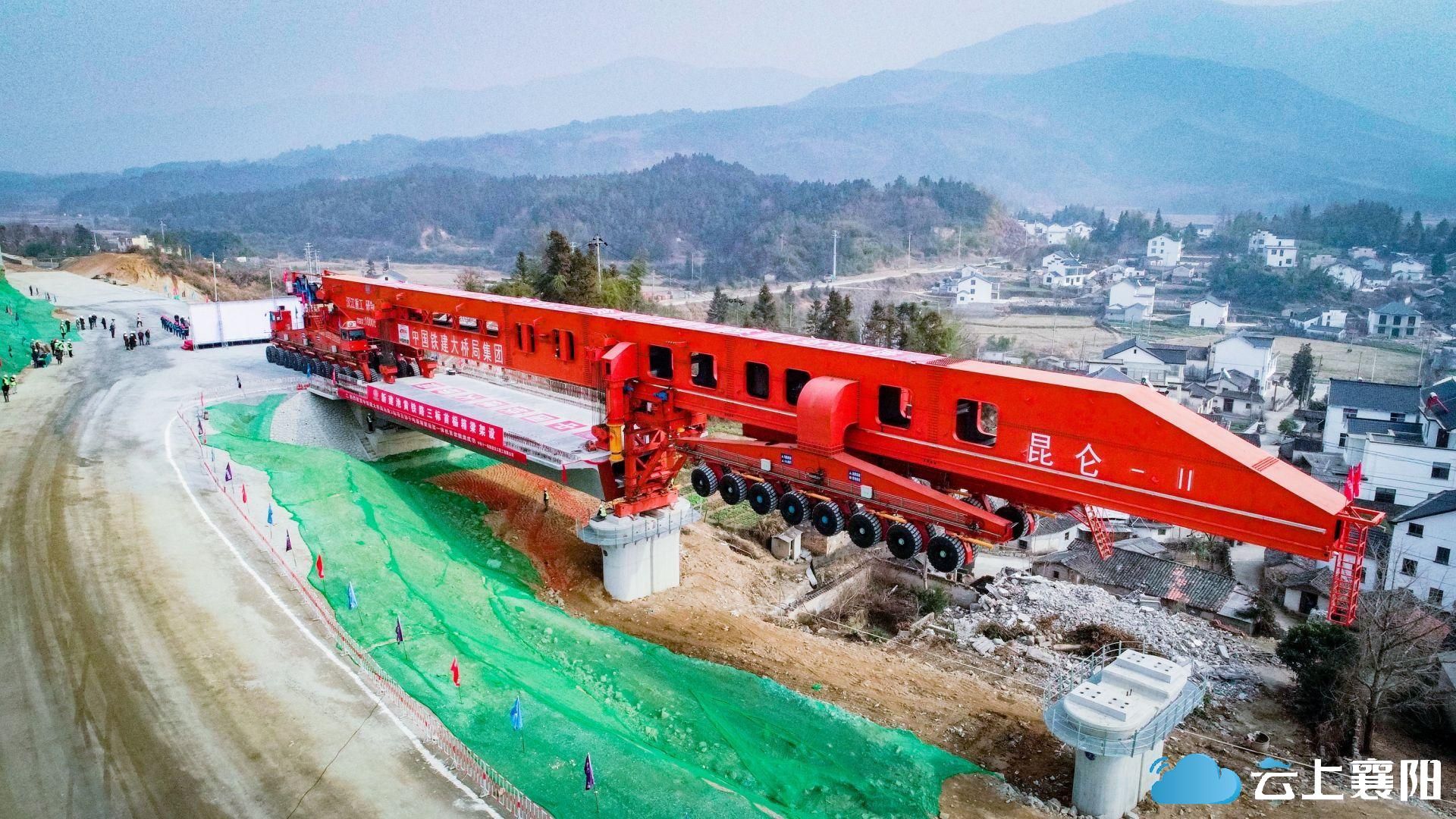 "昆仑"系列高铁箱梁运架一体机是汉江重工的明星产品,第一代"昆仑号"