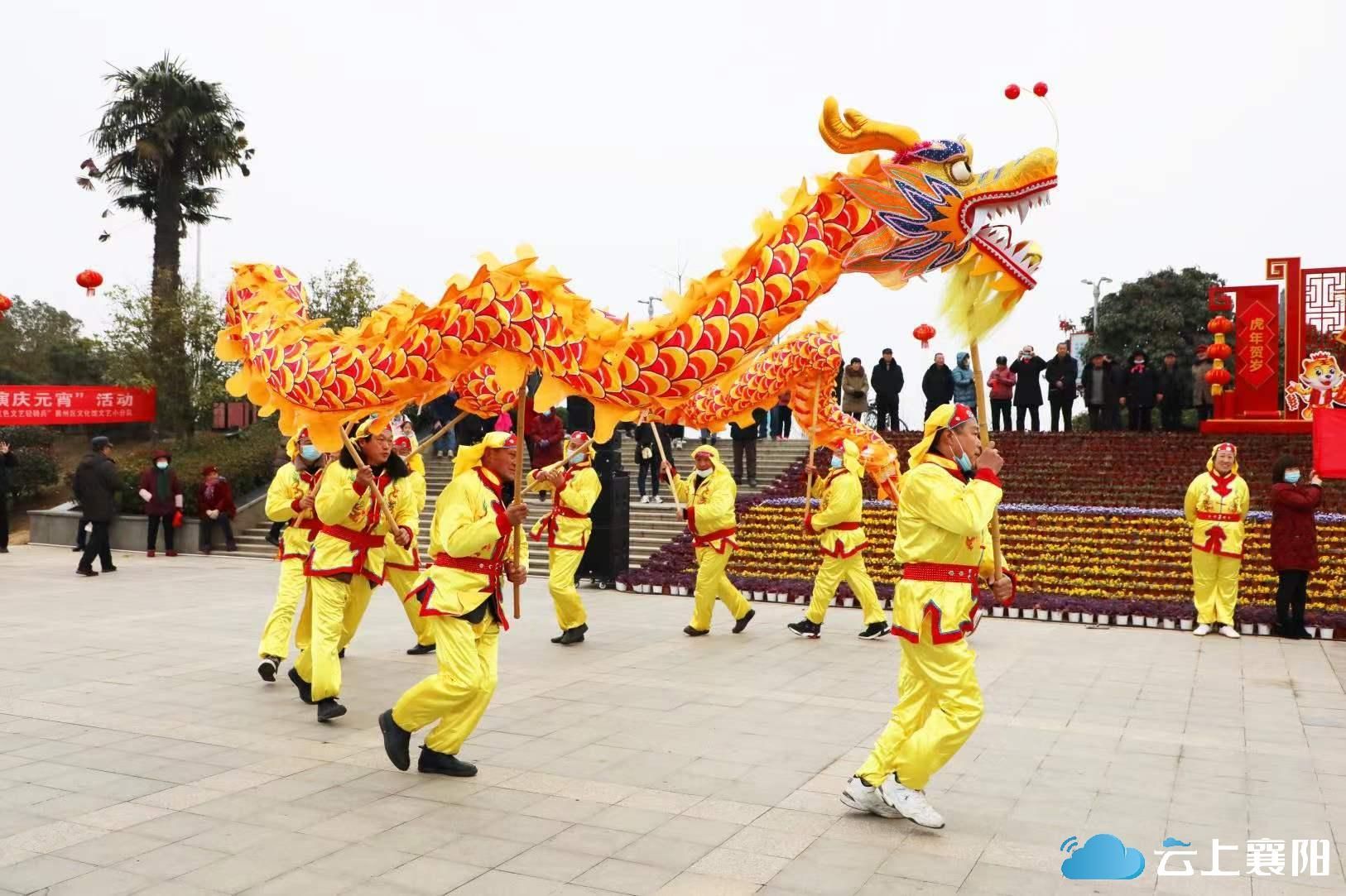 和现场观众共同挥舞国旗,以快闪的方式唱起了《欢聚一堂《好日子》