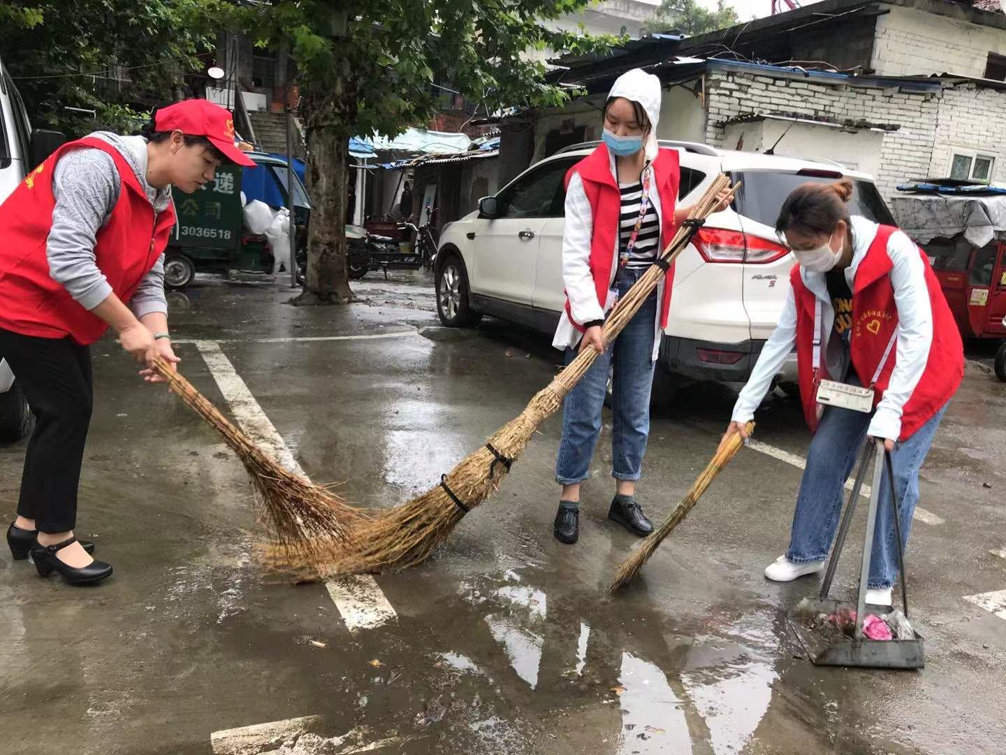 4月28日上午,樊城區明晶巷社區工作人員冒著大雨對轄區內所有重點區域