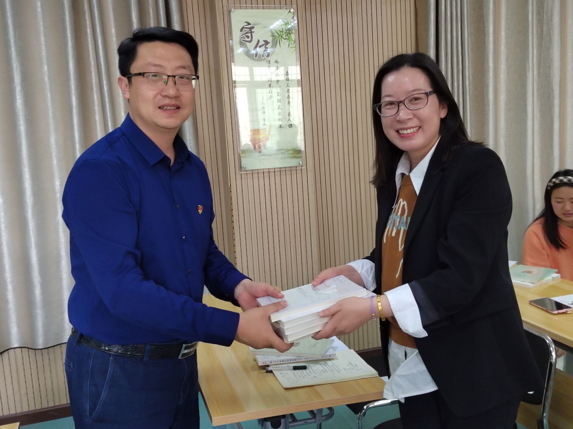 为教师赠书书香校园再添香