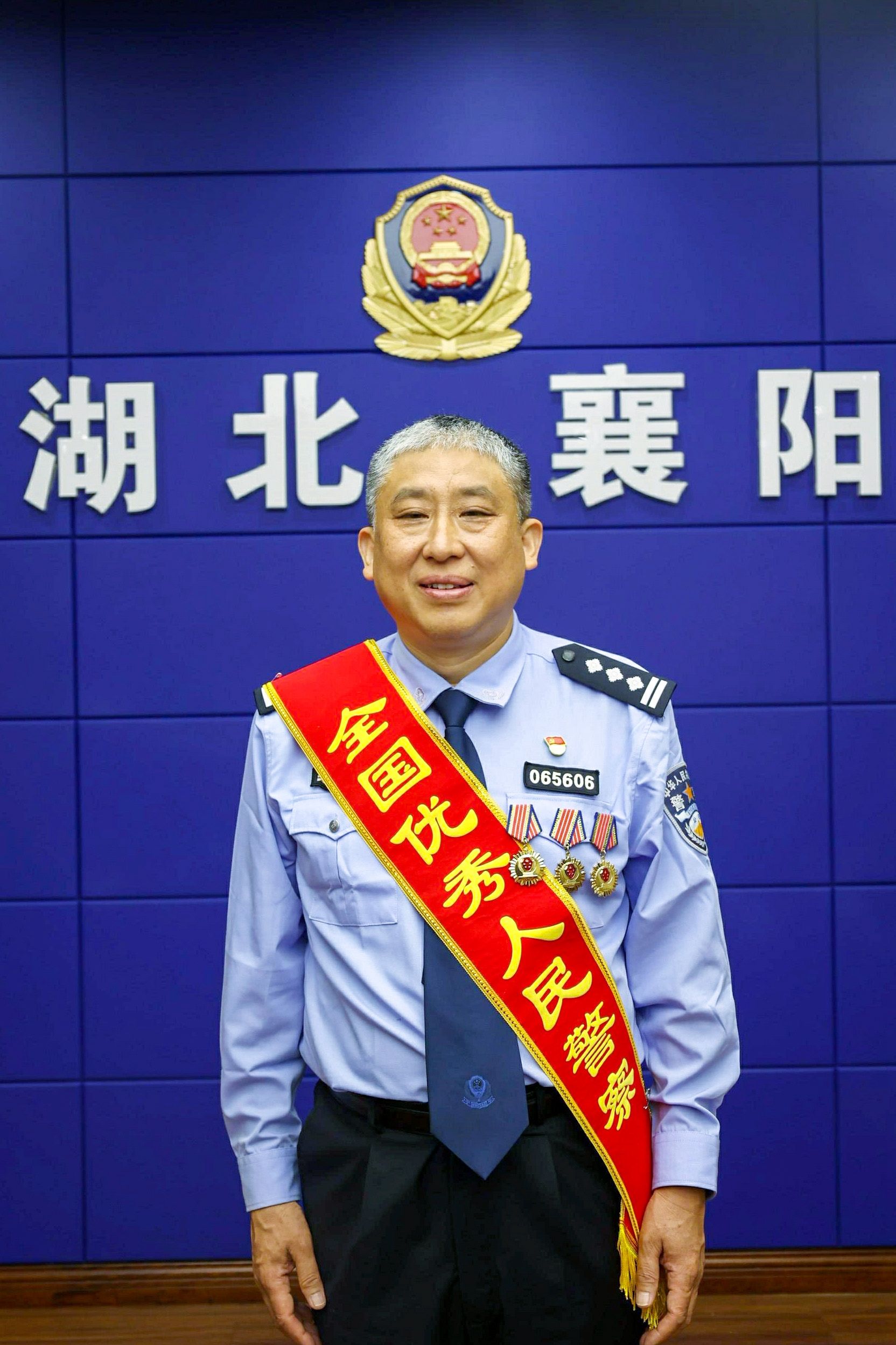今年54岁的李明国,现任保康县公安局警务保障室主任