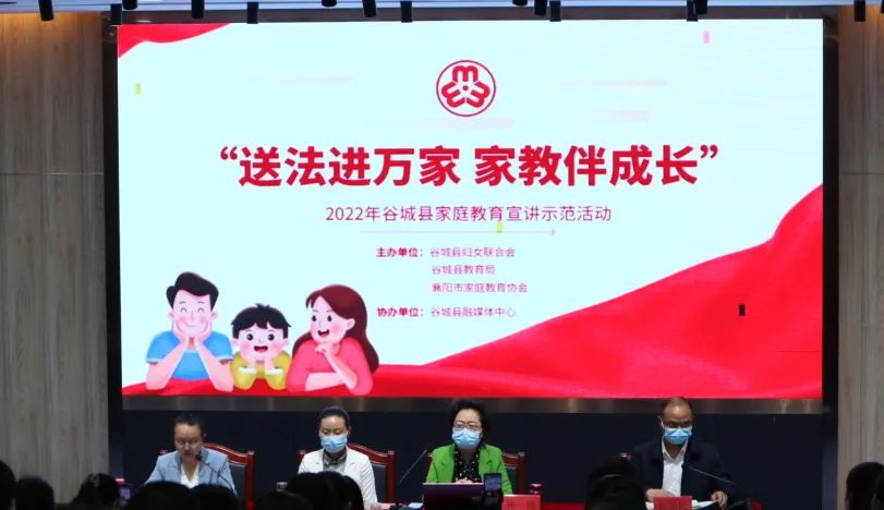 全国模范教师,全国首届心理辅导之星,襄阳市家庭教育协会会长韩锐向