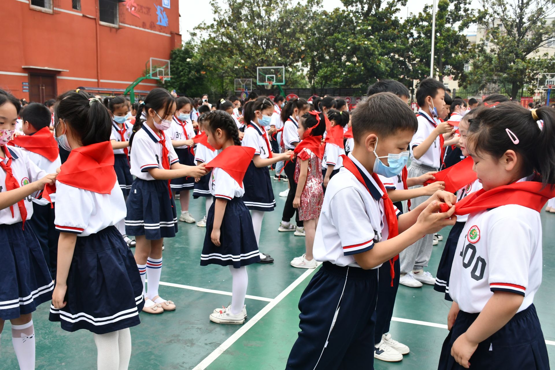 【我們的六一】晨光小學舉行新隊員入隊儀式_漢水襄陽