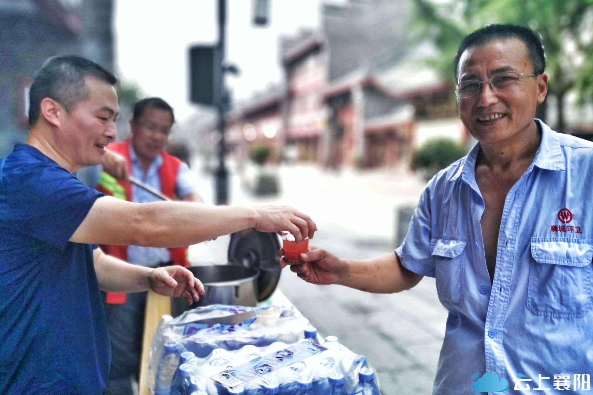 襄阳北街商圈综合党委邀户外工作者进店纳凉