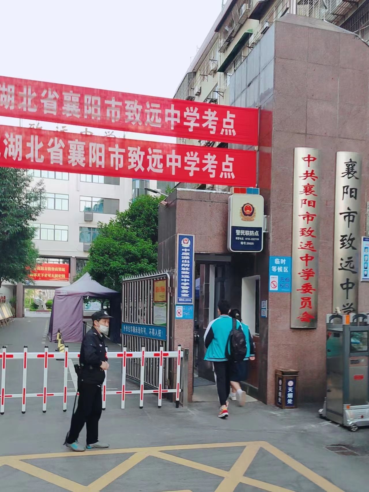 一会在交通重点路口路段进行巡查,就是没有机会到儿子所在的致远中学