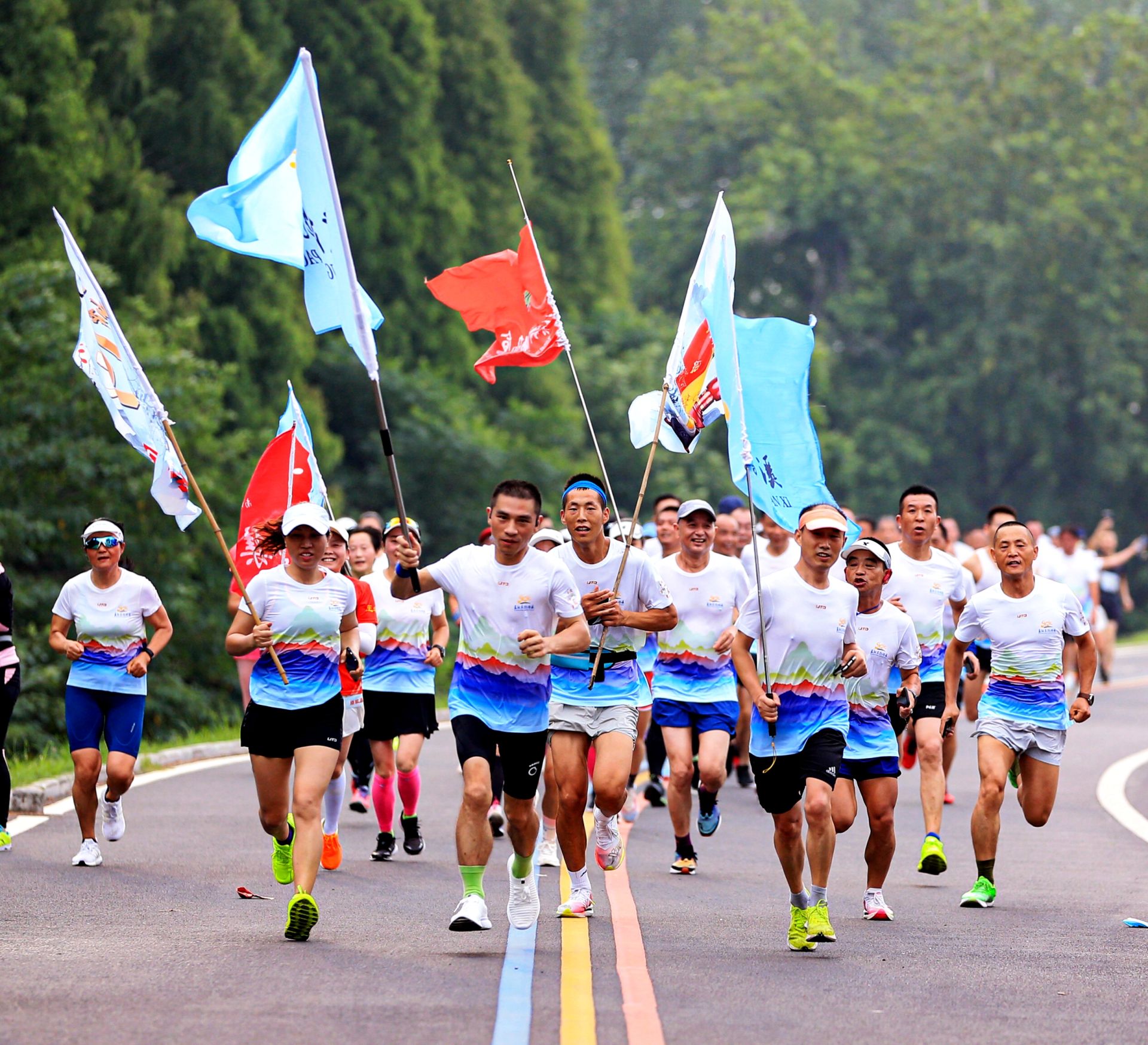 奔跑71公里200余名跑步爱好者为党庆生