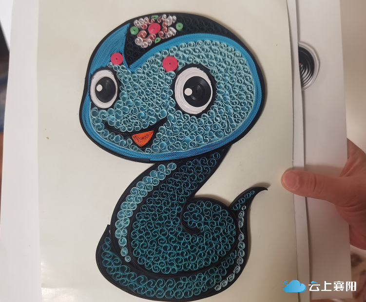 这几年,刘桂华制作的衍纸画有生肖动物,人物,脸谱等作品已有一百多幅