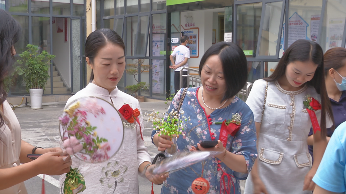 帮女郎进社区:公益进家园 双节爱意满_汉水襄阳