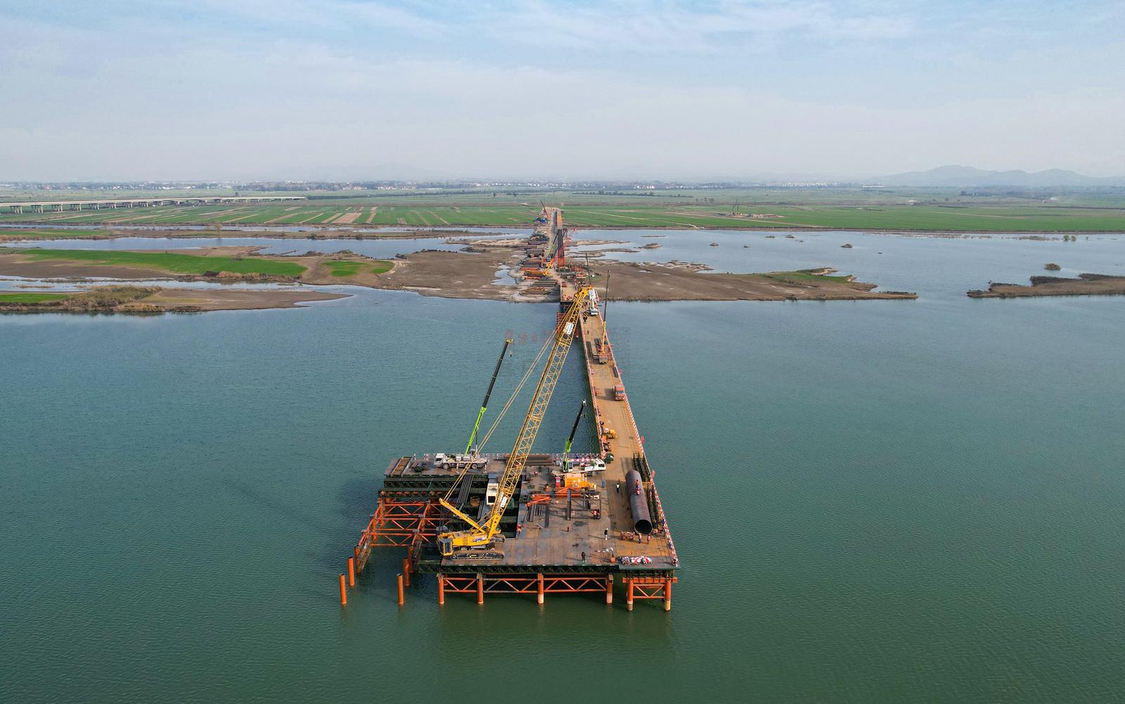 襄荆高铁宜城汉江特大桥工地热火朝天